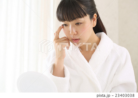 コンタクトで眼を痛めたミドル 23403038