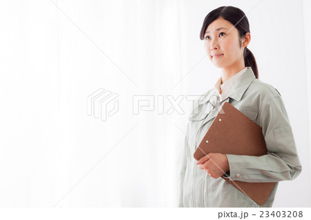 作業着の女性、クリップボード 作業着の女性、クリップボード 23403208