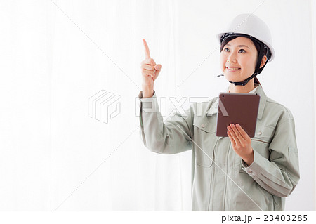 作業着の女性、タブレットパソコン、ヘルメット 作業着の女性、タブレットパソコン、ヘルメット 23403285