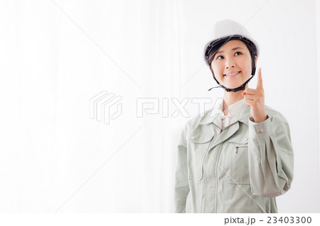 作業着の女性、ヘルメット、指差し確認 作業着の女性、ヘルメット、指差し確認 23403300