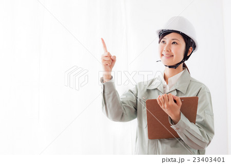 作業着の女性、クリップボード、ヘルメット 作業着の女性、クリップボード、ヘルメット 23403401