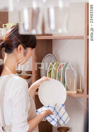 エプロンを着た女性、皿拭き エプロンを着た女性、皿拭き 23403586