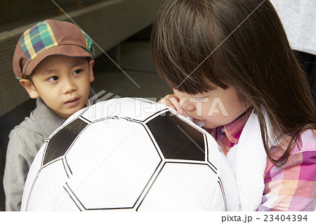 ボールで遊ぶ兄妹の写真素材
