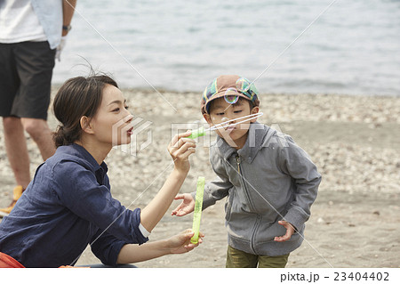 シャボン玉で遊ぶ子供 23404402