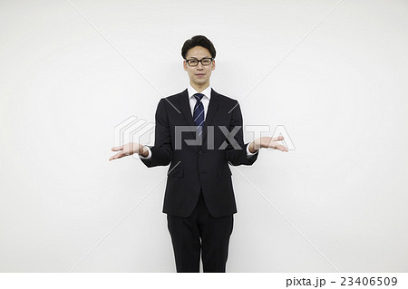 スーツ若いサラリーマン 白バック スーツ若いサラリーマン 白バック 23406509