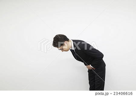 スーツ若いサラリーマン 白バック お辞儀 23406616