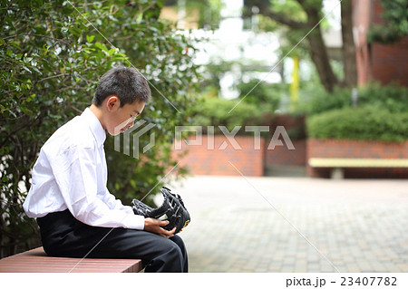 グローブを眺めて悩む中学生 グローブを眺めて悩む中学生 23407782