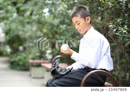 ボールを眺めて悩む中学生 23407809