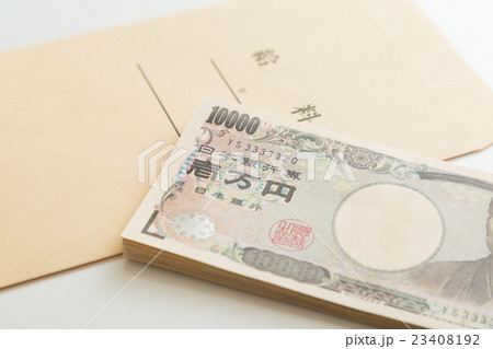 一万円札と給料袋 23408192