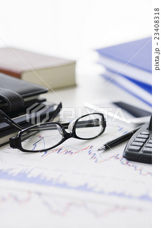 株　金融　株価チャート　オフィス　ビジネス　会議　ミーティング　打ち合わせ　　経済 23408318