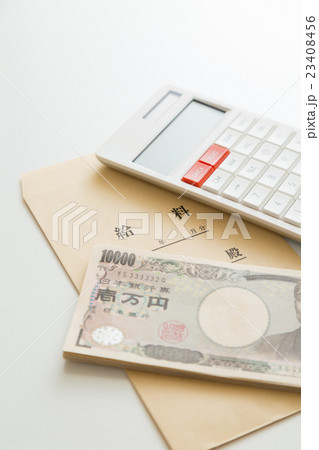 一万円札と給料袋と電卓 23408456