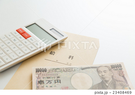 一万円札と給料袋と電卓 23408469