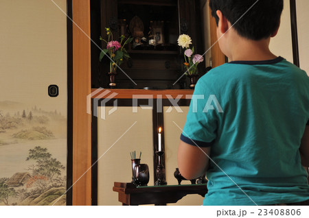 ご先祖様に手を合わせる男の子 23408806