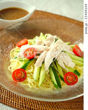 棒棒鶏サラダ麺 (縦位置) 棒棒鶏サラダ麺 (縦位置) 23409104