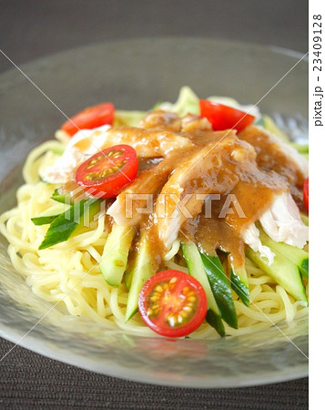 棒々鶏麺　　背景茶　（アップ） 23409128
