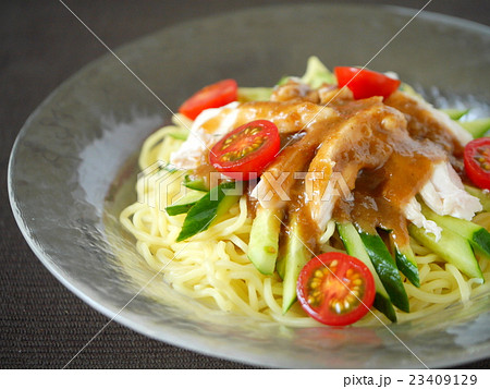 棒々鶏麺 背景茶 (横位置アップ) 棒々鶏麺 背景茶 (横位置アップ) 23409129