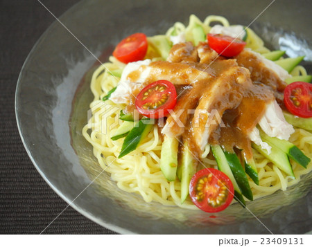 棒々鶏麺  背景茶 (横位置ハイアングル) 棒々鶏麺  背景茶 (横位置ハイアングル) 23409131