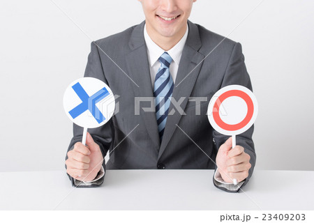 ビジネスシーン　男性　まるばつ 23409203