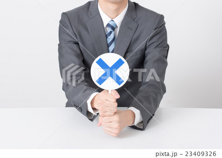 ビジネスシーン　男性　まるばつ 23409326