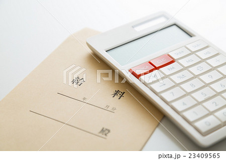 給料袋と電卓 23409565