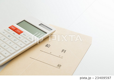 給料袋と電卓 23409597