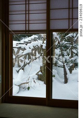 雪見障子から外を見る の写真素材