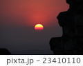 シエムリアップのプノン・バケン丘にある寺院からの虹色の神秘的な夕陽鑑賞 23410110
