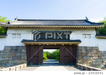 京都 二条城 門 青空 23410541