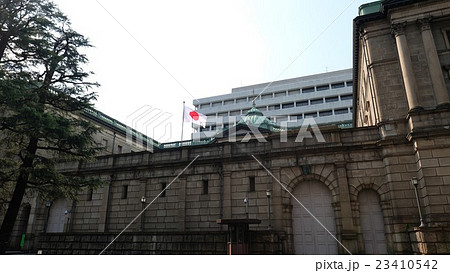 斜陽を浴びる日銀 斜陽を浴びる日銀 23410542