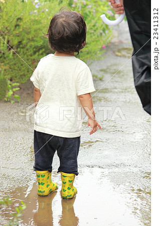 幼児　1歳半　雨の日 23411312
