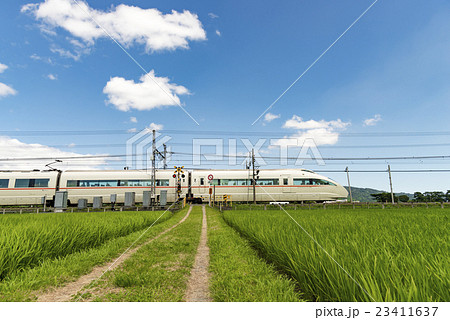 田んぼの中をのどかに走るロマンスカー50000形VSE車 23411637