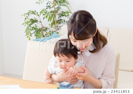 お母さんと赤ちゃん　ベイビー　ベビー　乳幼児　白背景　コピースペース　男の子 23411853