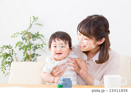 お母さんと赤ちゃん　ベイビー　ベビー　乳幼児　白背景　コピースペース　男の子 23411856