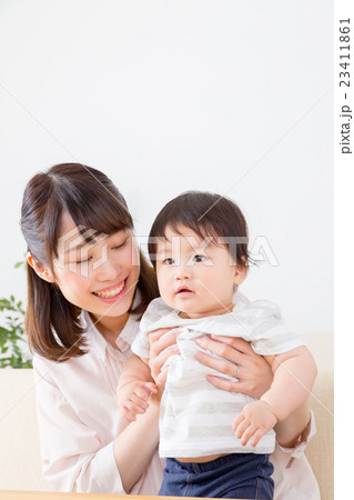 お母さんと赤ちゃん　ベイビー　ベビー　乳幼児　白背景　コピースペース　男の子 23411861