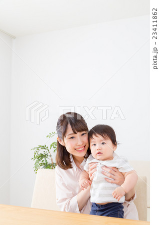 お母さんと赤ちゃん ベイビー ベビー 乳幼児 白背景 コピースペース 男の子 お母さんと赤ちゃん ベイビー ベビー 乳幼児 白背景 コピースペース 男の子 23411862