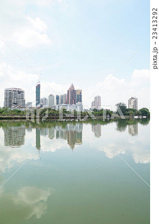 タイ・バンコクのベンチャキティ公園からみたラチャダーピセーク通りの眺め 23413292