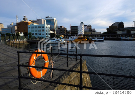 夕暮れ時の横浜港 夕暮れ時の横浜港 23414500