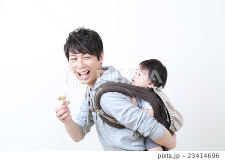 子どもをおんぶするお父さんの写真素材