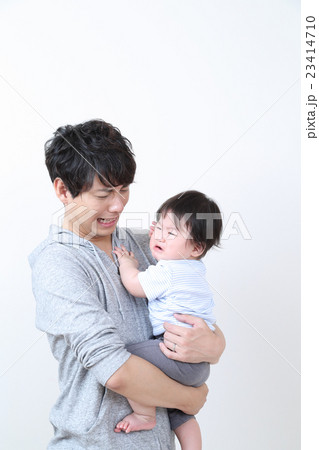 子どもを抱っこするお父さんの写真素材