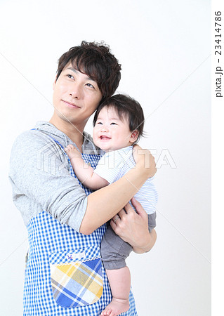 子どもを抱っこする保育士の写真素材