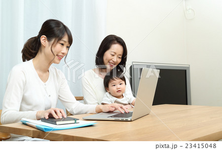 働くママと祖母と赤ちゃん 働くママと祖母と赤ちゃん 23415048