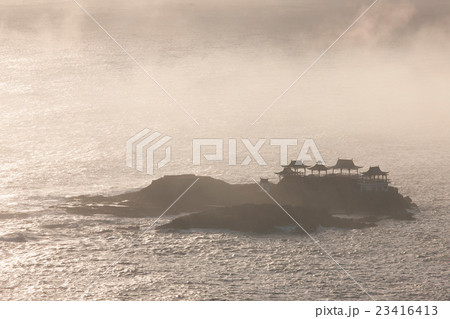 朝日浴びる日和山海岸 23416413