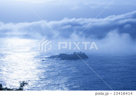 朝日浴びる日和山海岸 23416414