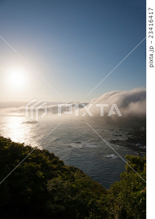 朝日浴びる日和山海岸 23416417