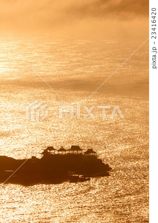 朝日浴びる日和山海岸 23416420