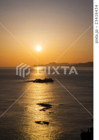 朝日浴びる日和山海岸 23416454