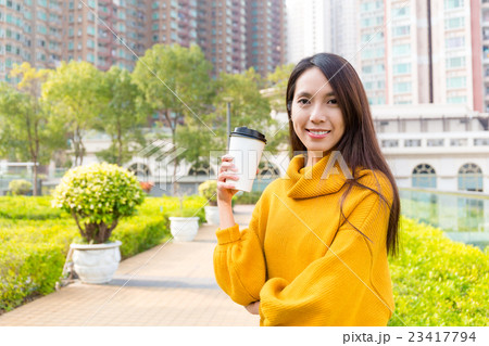 Woman holding a coffee cup 23417794