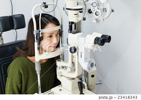 Woman doing eye test 23418343