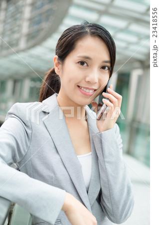 Business woman talk to mobile phone 23418556