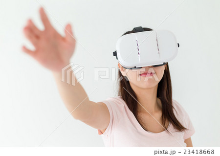 Woman wearing of VR goggles 23418668